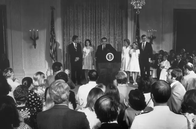 1974年，美国最高法院下令尼克松必须交出特别检察官所要求的涉及水门事件的白宫录音带。尼克松在判决仅半个月后被迫辞职。