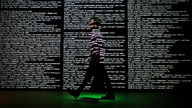 Проекция потока данных из Twitter, Instagram и Transport for London на выставке Big Bang Data в Лондоне