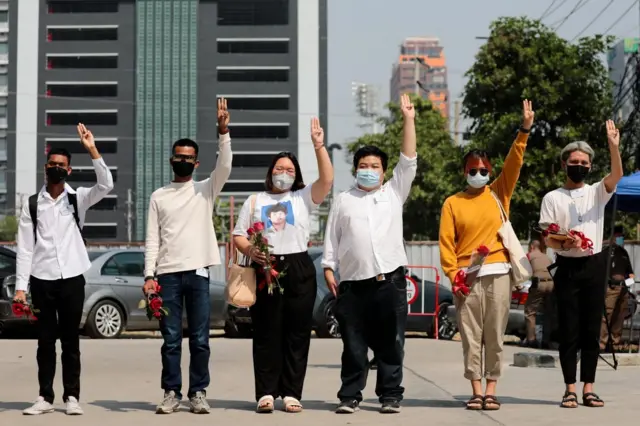 พริษฐ์ ชิวารักษ์ (ที่ 3 จากขวา), ปนัสยา สิทธิจิรวัฒนกุล (ที่ 4 จากขวา), ภานุพงศ์ จาดนอก (ที่ 2 จากซ้าย), เบญจา อะปัญ (ที่ 2 จากขวา) และเยาวชนอีก 2 คน เข้ารับทราบข้อกล่าวหาตามหมายเรียกคดี ม. 112 ที่สถานีตำรวจนครบาลปทุมวัน วันนี้ (20 ม.ค.) กรณีแต่งชุดคร็อปท็อปเดินศูนย์การค้าสยามพารากอน เพื่อเรียกร้องยกเลิก ม. 112 เมื่อ 20 ธ.ค. 2563