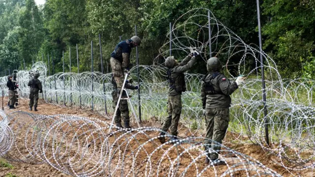 પોલૅન્ડની સરહદ પર શરણાર્થીઓને રોકવા માટે વાડ બાંધવામાં આવી છે