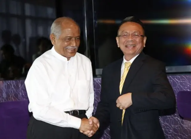 ตัน สรี อับดุล ราฮิม บิน โมฮัมหมัด นูร์ (ซ้าย) และ พล.อ. อุดมชัย ธรรมสาโรรัชต์ (ขวา)