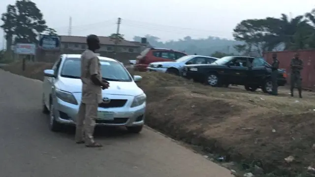 Araalu ati Sọja n wo ara wọn