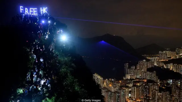 Para aktvis berpegangan tangan memeragakan rantai manusia