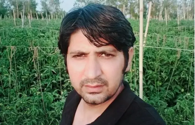 अपने टमाटर के खेत में आसिम पठान