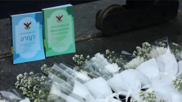 ประมวลกฎหมายอาญาและประมวลกฎหมายวิธีพิจารณาความอาญาถูกนำมาวางเป็นสัญลักษณ์ในกิจกรรมไว้อาลัยความยุติธรรมที่หน้าศาลอาญา