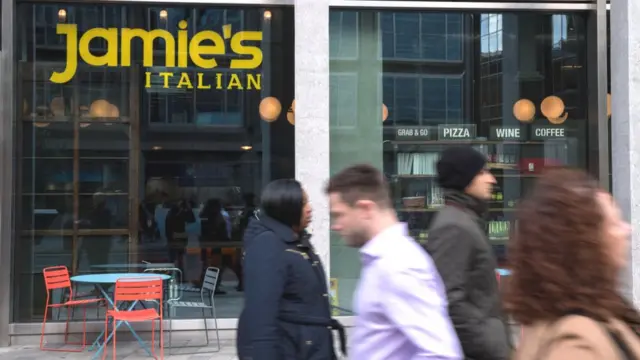 Imagem mostra pessoas passandoluva bet suportefrente a uma unidade do Jamie's Italian, restauranteluva bet suporteJamie Oliver