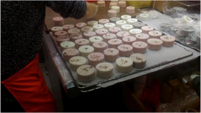 刚刚蒸好的上海松糕是春节期间才有出售的产品，上海松糕如今在台湾的江浙馆子都很少见了。