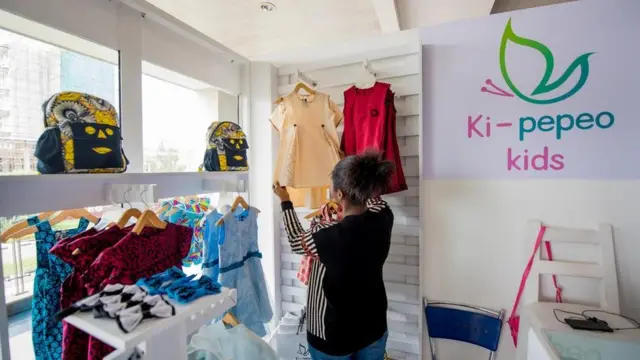 Nguo za watoto zikiuzwa mjini Kigali Rwanda