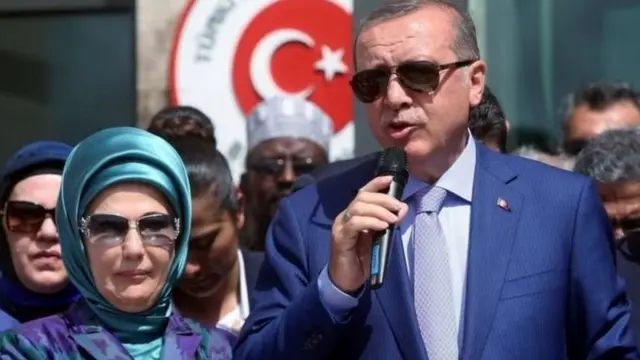 স্ত্রীর সঙ্গে প্রেসিডেন্ট এরদোয়ান।