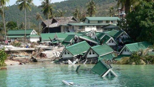 Destroços na costa da iha de Phi Phi, na Tailândia