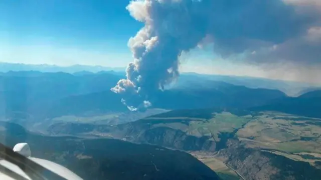 أعمدة الدخان تتصاعد من حريق نشب نتيجة درجات الحرارة المرتفعة في بحيرة سباركس الواقعة في منطقة تومبسون- نيكولا بإقليم بريتيش كولومبيا الكندي.