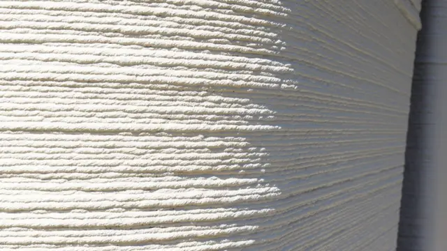 المنزل مصنوع من طبقات عديدة من أسمنت بتركيبة خاصة