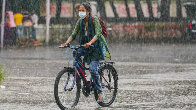 বৃষ্টি মেয়ে সাইকেল