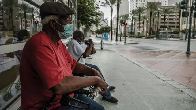 برخی شهروندان نیواورلئان که تا یکشنبه شهر را ترک نکرده بودند منتظر اتوبوس برای خروج از شهر هستند