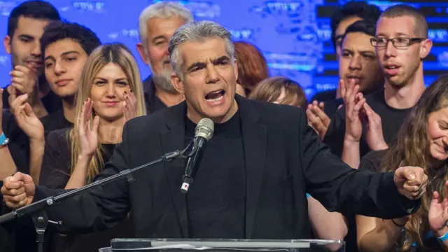 یائیر لاپید نفر دوم این ائتلاف است که قرار است در صورت پیروزی بعد از دو سال و نیم به مقام نخست‌وزیری برسد