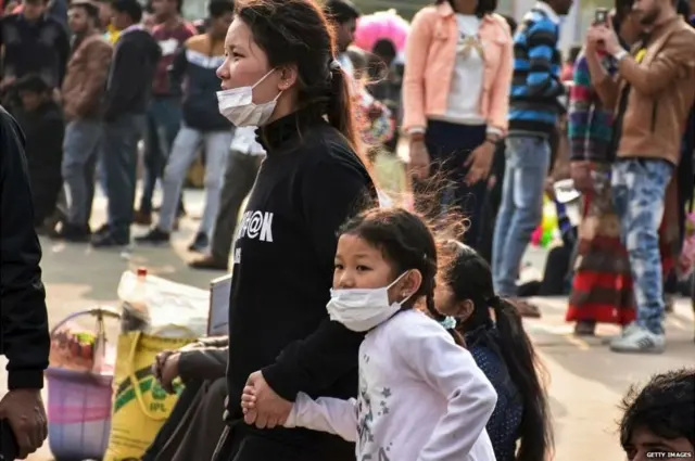 માસ્ક પહેરેલ વ્યક્તિ