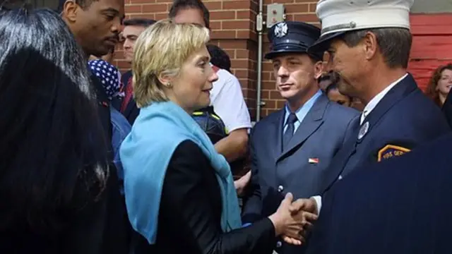 هیلاری کلینتون در یک مراسم خاک‌سپاری پس از یازده سپتامبر