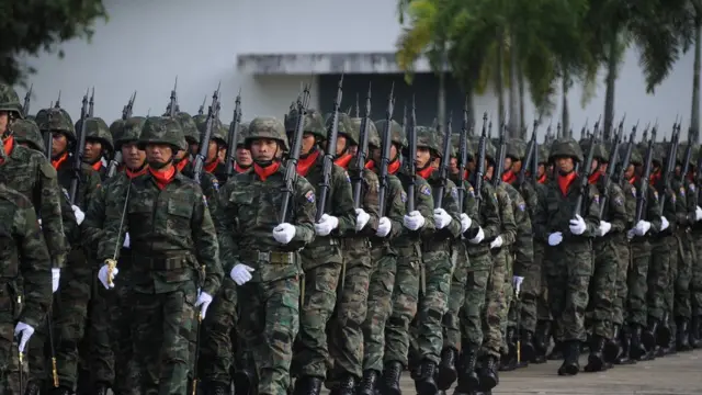 ภาพการสวนสนามของกองทหารในนราธิวาส เมื่อวันที่ 18 ม.ค.2015