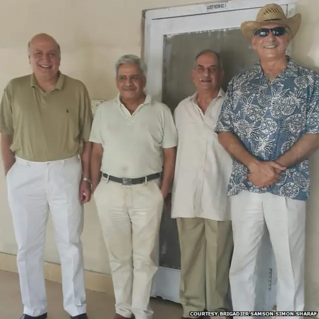 कर्नल डेरिक जोसेफ़ (दाएं से दूसरे)