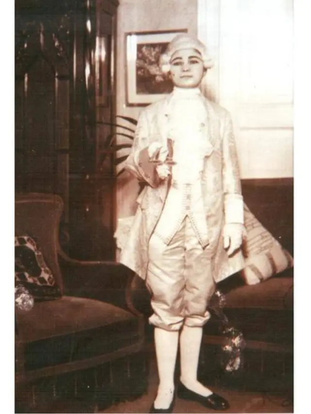 Туркистоннинг Берлиндаги талабалар уйида саҳналаштирилган Шиллернинг "Макр ва муҳаббат" спектаклида Хайриниса Луиза ролини ўйнаган