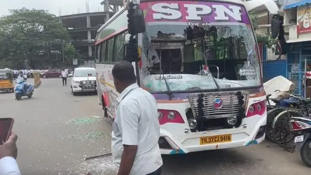 పగిలిన బస్సు అద్దాలు