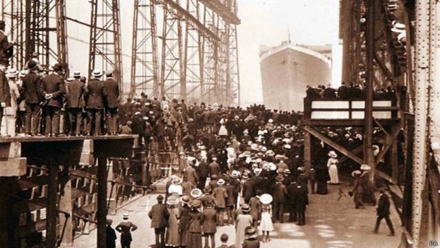 Titanic zarpando de Belfast, Irlanda del Norte.