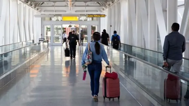 বিমানবন্দরে যাত্রী