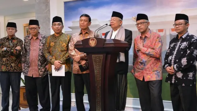 Para pemuka agama berbicara didampingi Menko Polhukam Wiranto