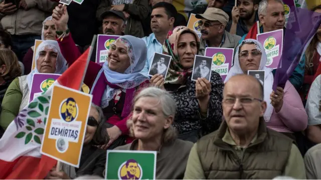مؤيدو حزب الشعوب الديمقراطي التركي، الموالي للأكراد يرفعون صور دميرتاش في احتجاجات تطالب بالإفراج عنه