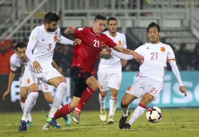 Piqué asegura que cortó las mangas por comodidad. En la imagen se aprecia la diferencia con la de David Silva.