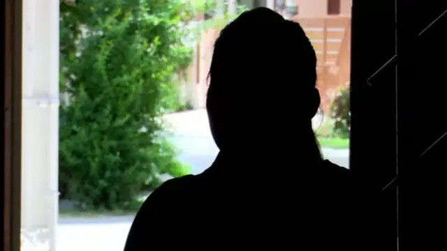 විවාහ වී චීනයට ගොස් සිටි සිය මිතුරියකට කතා කිරීමෙන් පසු ඇය එම නිවසින් පළා යාමට තීරණය කර තිබිණි.