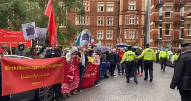 معترضان در مقابل کنسولگری ایران در لندن