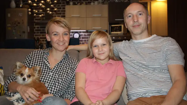 Слева направо: Ксения, Полина и Олег Халиловы