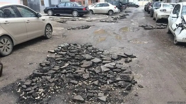 Кыргызстанда жол курулушу, жолдордун сапаты соңку жылдары кыйла жакшырып калганын айткандар да бар. Ошол эле учурда миллиарддаган акчаларды жутуп, тышкы карызыбыздын көбөйүшүнө себепкер болуп жатат деп так ушул транспорт министирлиги сындан арылбай келет