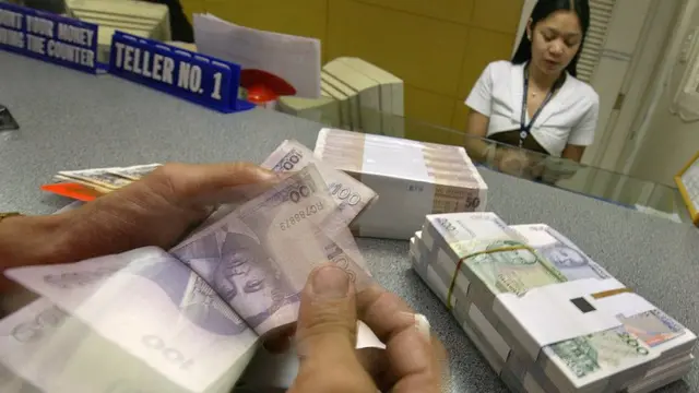 ফিলিপিনস-এ ব্যাংকে টাকা গোনা হচ্ছে, ০৩-১১-২০০৬।