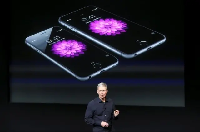 Tim Cook en una presentación de iPhone en 2014.