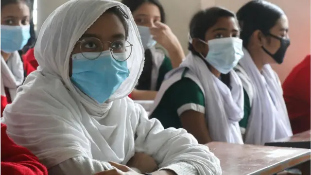 করোনাভাইরাস, মাস্ক পরে ক্লাস করছে শিক্ষার্থীরা।