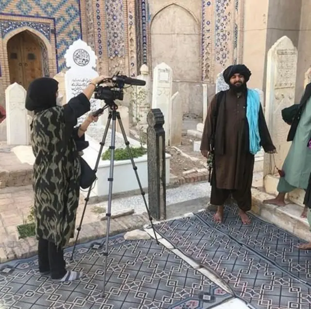 طالبان با لباس های تمیز جلو دوربین