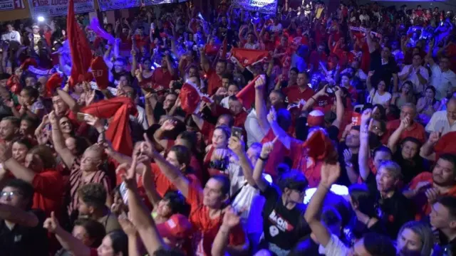 Simpatizantes del candidato del Partido Colorado paraguayo con banderas en un acto proselitista.