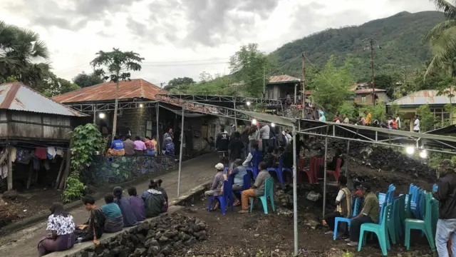 Suasana di depan rumah Yasinta