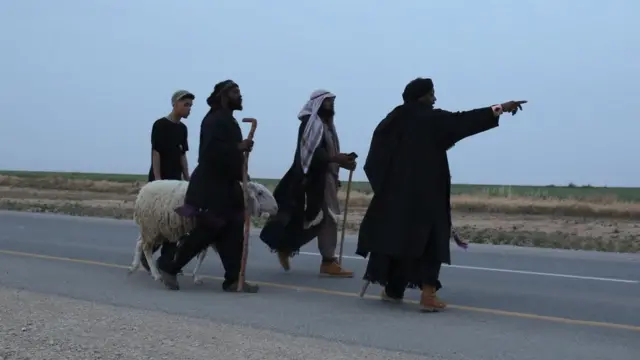 Članovi sekte 'Beit Izrael' marširaju pre nego što zakolju jagnje tokom ceremonije žrtvovanja Pashe 12. aprila 2017.