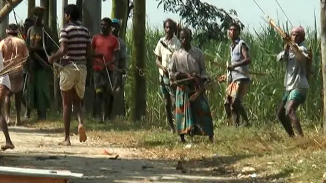 ৬ নভেম্বর উচ্ছেদের সময় তীর ধনুক নিয়ে সাঁওতালদের প্রস্তুতি