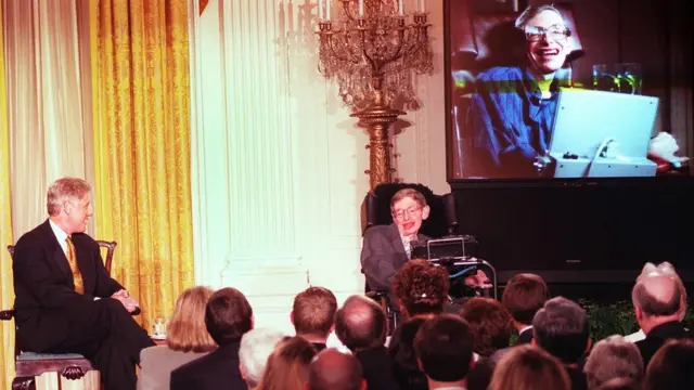 અમેરિકાના પૂર્વ રાષ્ટ્રપતિ બિલ ક્લિન્ટન તથા પ્રો. હૉકિંગ એક કાર્યક્રમ દરમિયાન