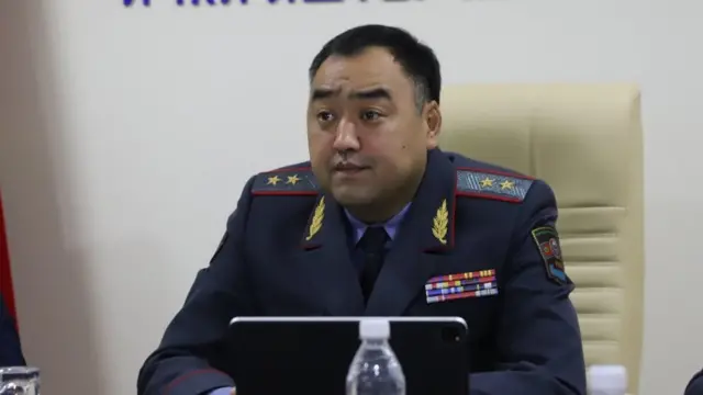 Министр Улан Ниязбековдун коркок, "кемчилиги чачтан көп" жетекчилерге ачуусу чегине жетип турат