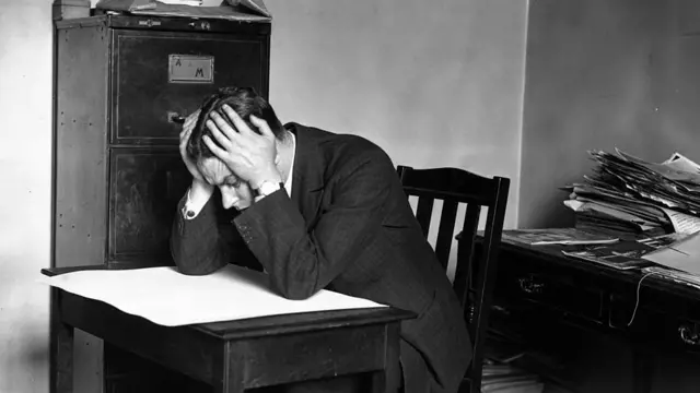 வங்கி பங்கிகள் சரிந்தன.