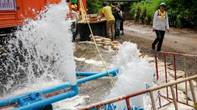 Trạm bơm nước ở cửa hang Tham Luang Nang Non.
