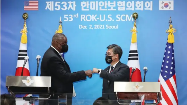 서욱 국방부 장관과 로이드 오스틴 미국 국방부 장관이 2일 서울 국방부 청사 브리핑룸에서 제53차 한·미 한미안보협의회(SCM) 공동기자회견을 마치고 주먹인사를 하고 있다