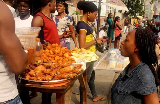 Arabinrin kan fẹ ra ounjẹ didin ni Ibadan