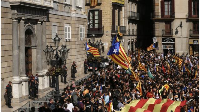 10月26日，數千名學生在巴塞羅那舉行集會，支持獨立