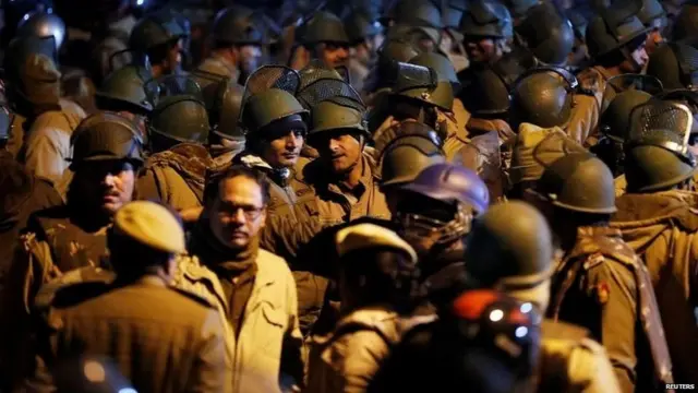 జేఎన్యూ దగ్గర పోలీసులు